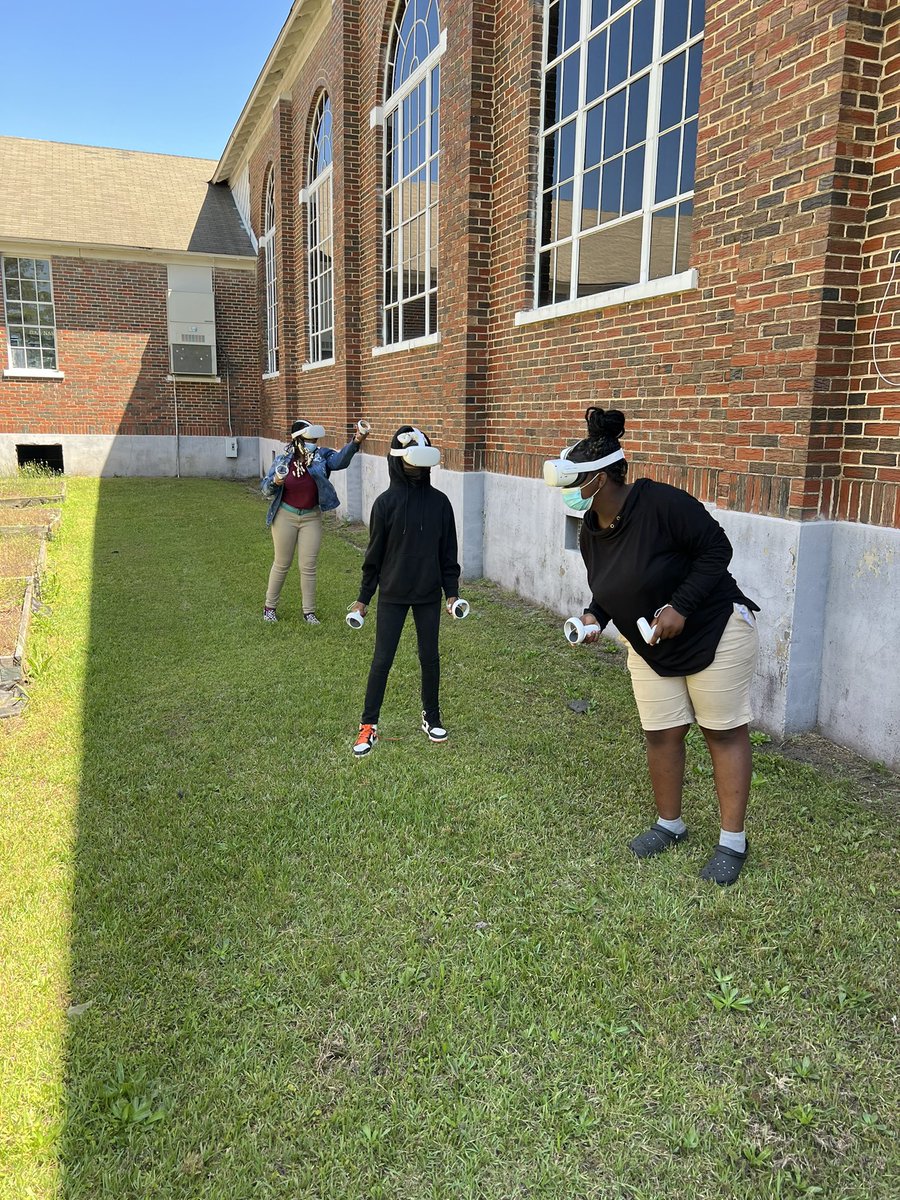 45CAREERTECH's tweet photo. What a great day to be outside for Virtual Learning!! PrincipalBaker worked with our middle school and high school students to help introduce a virtual setting to learn a trade!!#45ctc #careertechfun #TransfVR #middleschool #highschool #learningatradevirtual https://t.co/5SxcoPJcXM