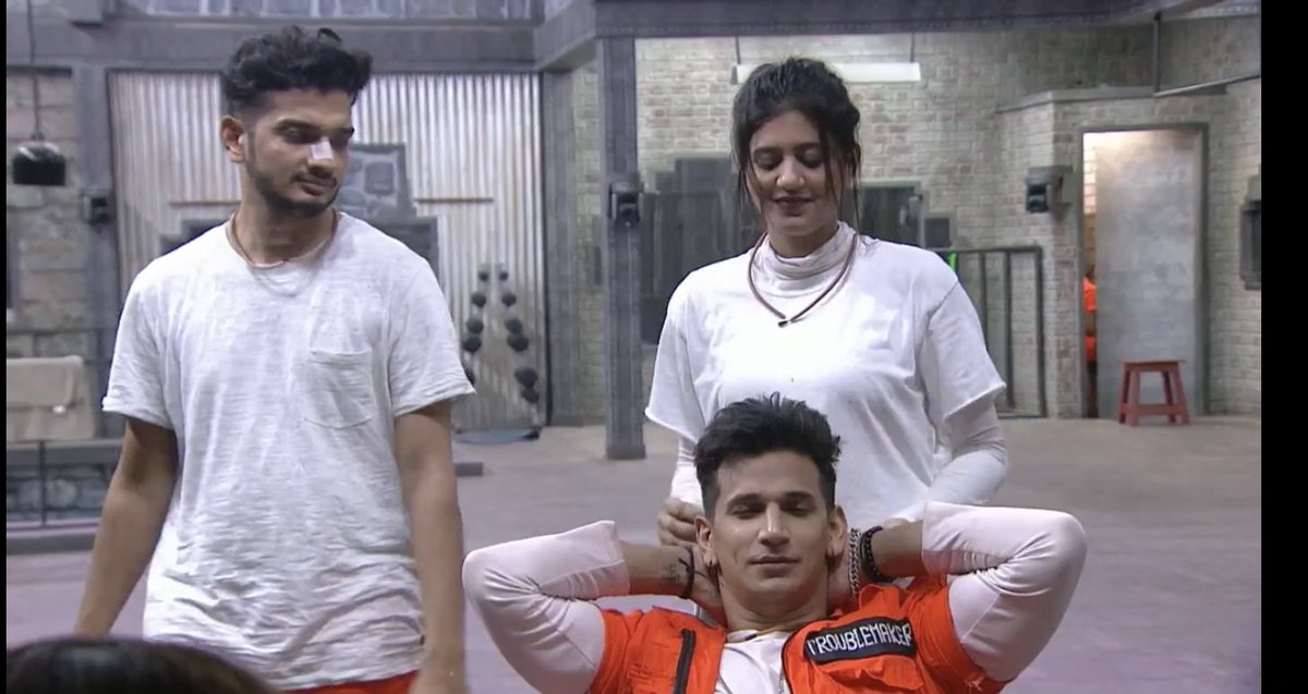 TejranDelight's tweet photo. maine toh kuch bola hi nhi… khud samjh lo 😗😗

#Munjali #MunawaFaruqui #AnjaliArora #lockUpp https://t.co/OS63Cgl0vh