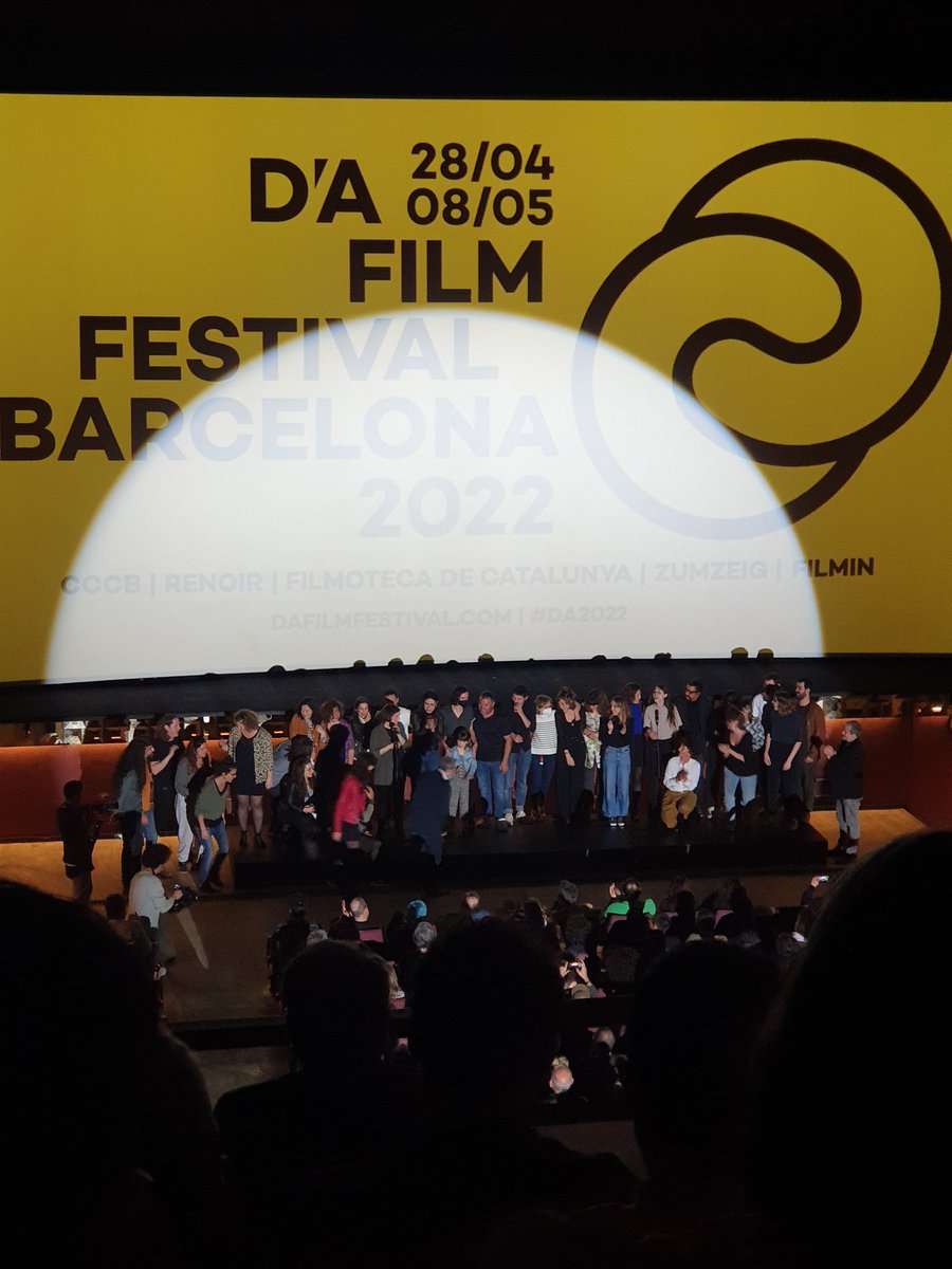 ElDesencanto's tweet photo. Gran parte del equipo de 'Alcarràs' en el escenario y ovación cerrada. 1200 personas en la sala, qué maravilla. https://t.co/wfOM7AhDdW