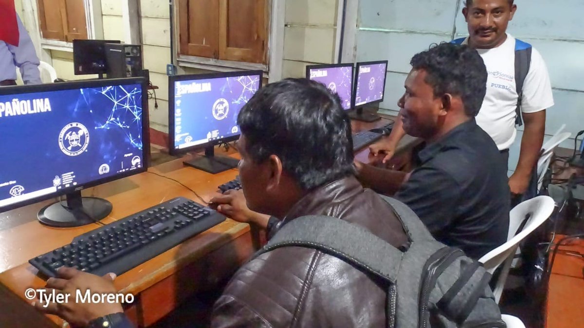 revolucionJ1979's tweet photo. Si supieran dónde es esto, es lejos, de nuestra capital algo impensable, hace mucho tiempo, hermanos del  pueblo originario Mayangna estrenando su escuela de computación, comunidad de Españolina del municipio de Bonanza #Nicaragua
#UnidosEnvictorias
#VictoriasDeLaPaz https://t.co/10cw200kFP