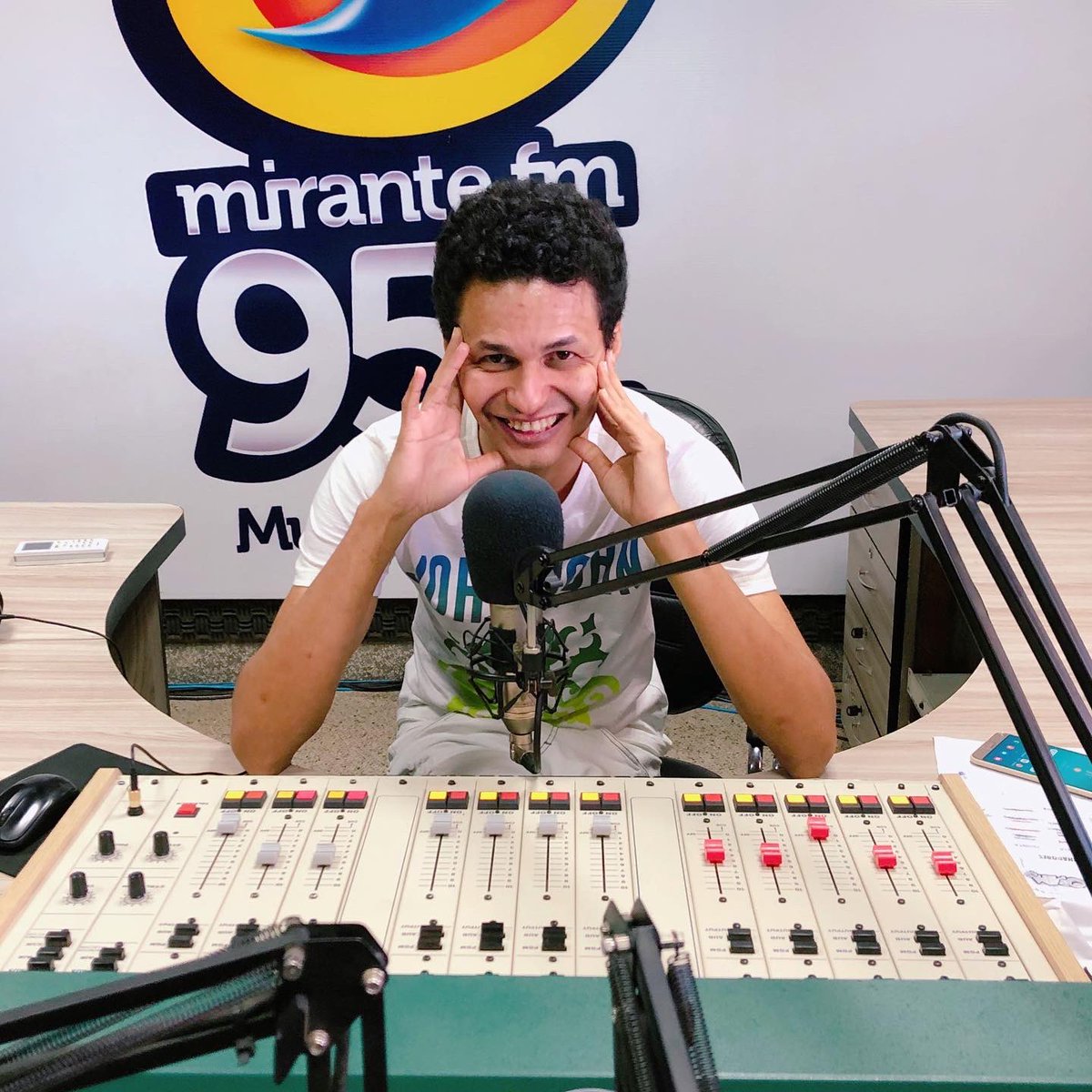 whallassy's tweet photo. Depois de 6 anos, me despeço do Programa Estopim da Mirante FM. Foi um aprendizado gigante poder entreter, informar e abordar pautas sociais. A todos vocês que me acompanham pelo Rádio, apenas uma pausa, tem projeto novo! ❤️ https://t.co/lT7svXvj36