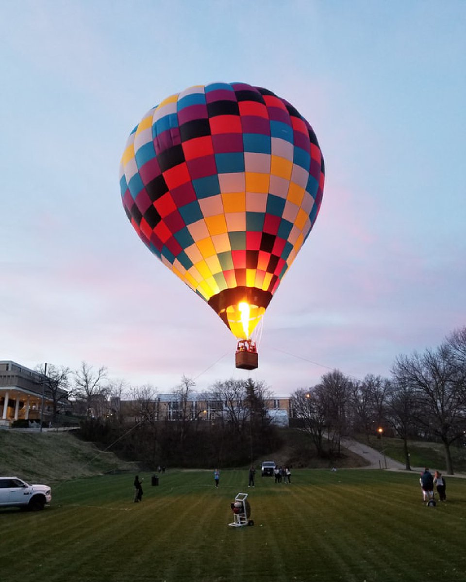 UNH_MUB's tweet photo. ✨LOCATION CHANGE ✨ The Hot Air event is now being held on Boulder Field! Meet us there from 6-10 Saturday to check it out! (Inclement weather date is Sunday) https://t.co/1btRQxIfTt