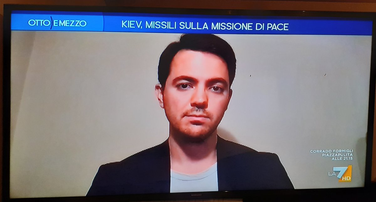 ilconterosso1's tweet photo. Questo sedicente "negoziatore" prof.#Rodnyansky,consigliere di #NaZelensky, dice esplicitamente con espressione impassibile:
"La guerra non finirà con le trattative di pace".
O sono fanatici drogati o sono convinti che la NATO entrerà in guerra.
#ottoemezzo #WWIII https://t.co/CvLHc2JPTE
