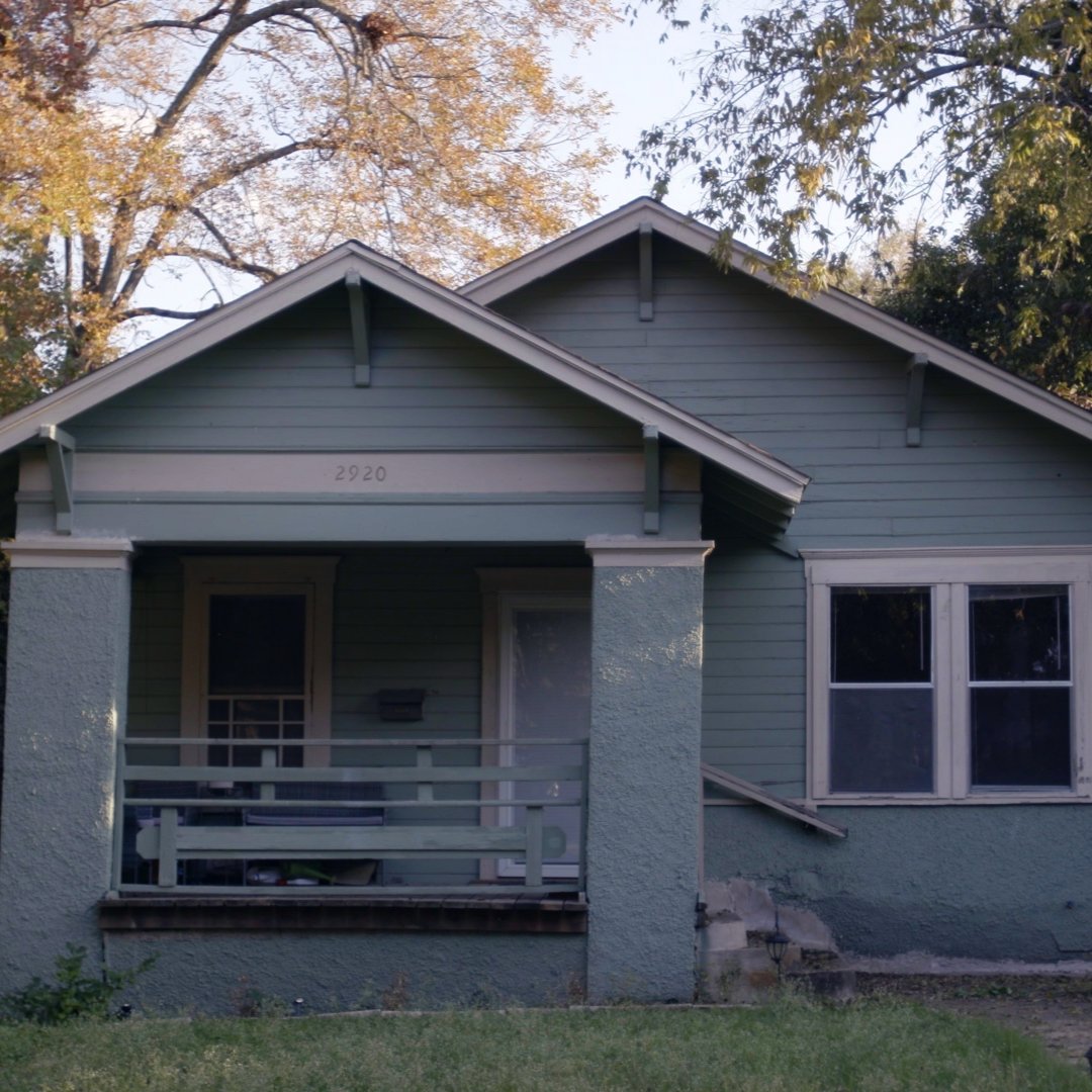 magnolianetwork's tweet photo. A mother and son tag team their first fixer upper in Waco, Texas, on tonight’s episode of #FirstTimeFixer. While mom sees it as an investment in her son's future, he sees it as a way to honor his family. Don’t miss the reveal on TV at 8/7c on #MagnoliaNetwork! https://t.co/sy68wAHGKT
