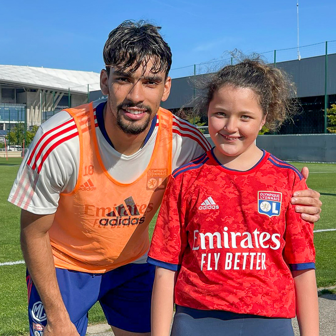 ✨ Shanna réalise son rêve de rencontrer <a href="/LucasPaqueta97/">Lucas Paquetá</a> ❤️💙

Lucas a échangé quelques ballons avec notre jeune supportrice a l'issue de l'entraînement ⚽

<a href="/OL/">Olympique Lyonnais</a> | #JouonsLaCollectif