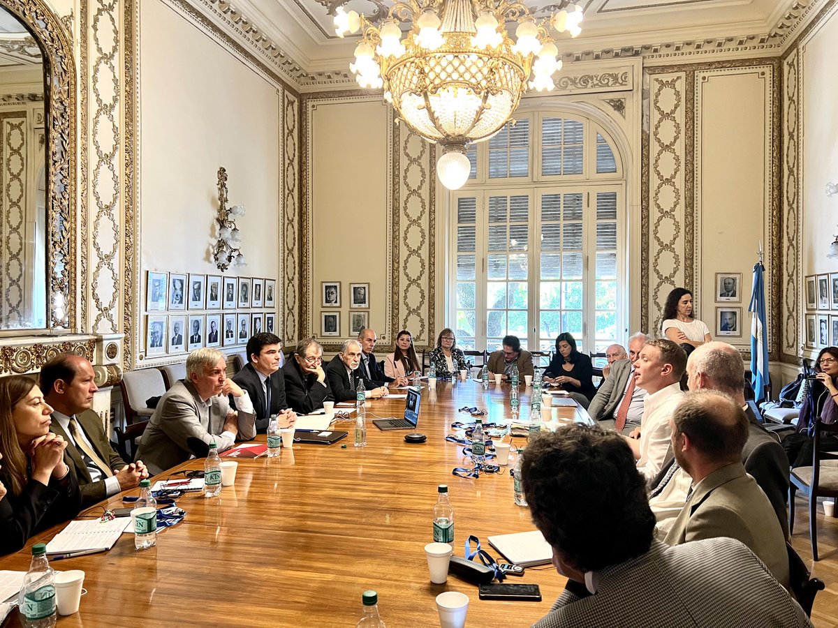 EGobiernoUA's tweet photo. Las autoridades del #CIDEIPP, Alfonso Santiago, Mariano Palacios y @jdioscincunegui, recibieron a @SarahFoxen y #ChrisTyler, dos de los más prestigiosos expertos en asesoramiento científico legislativo de UK, Gran Bretaña e Irlanda del Norte
Mirá 👉https://t.co/6pWVBCl2Be https://t.co/DrIOSu1xWJ