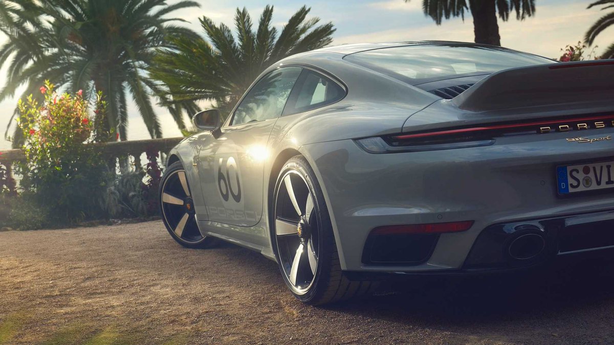 PokrzywinskiF1's tweet photo. Tak wygląda nowe Porsche 911 Sport Classic.
3.7 l, sześciocylindrowy bokser, twin-turbo, RWD, 550 KM, manual i ceramiczne hamulce.
Najważniejszy jest jednak tylny spojler "duck tail". Łącznie powstanie 1250 sztuk, można wybierać numery boczne od 1 do 90. #BP90
#Porsche https://t.co/uZWyB7TaAh