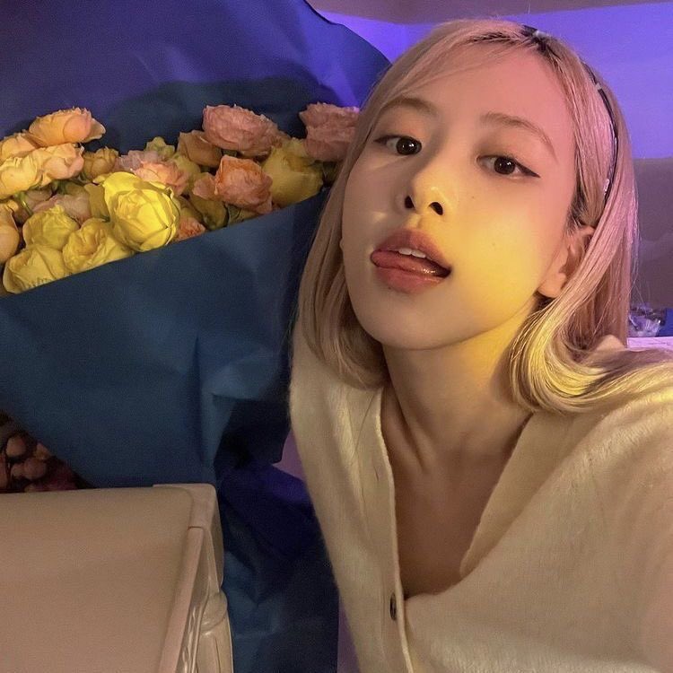 hai <a href="/astvulcan/">Eduard</a> ! your pretty rósie here! 🙋🏻‍♀️💐