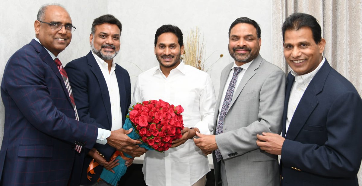 AndhraPradeshCM's tweet photo. క్యాంప్‌ కార్యాలయంలో ముఖ్యమంత్రి శ్రీ వైఎస్‌ జగన్‌ను కలిసి అమెరికన్‌ తెలుగు అసోసియేషన్‌ మహాసభలకు ఆహ్వనించిన ఆటా ప్రతినిధులు భువనేష్‌ బూజల, ఆటా సెక్రటరీ, నార్త్‌ అమెరికాలో ఏపీ ప్రభుత్వ సలహాదారు హరిప్రసాద రెడ్డి లింగాల,  సన్నీ రెడ్డి, జయంత్‌ చల్లా. https://t.co/onZVQWPBPE