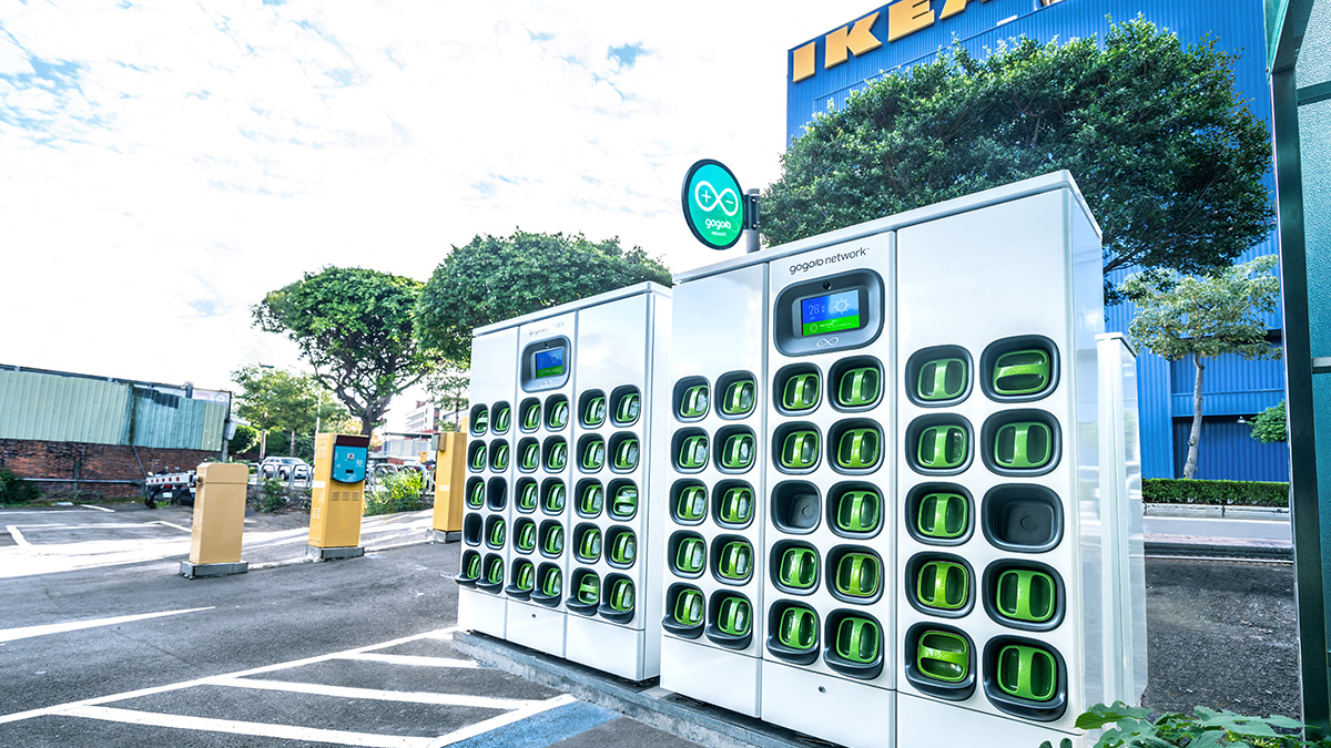WeAreGogoro's tweet photo. Unlike a petrol station⛽ or fast charger 🔌 , riders can #SwapAndGo in seconds and our SmartGEN AI ensures riders are getting the charged batteries they need with every swap, even in areas and at times with the highest demand. Minimal footprint. Maximum power. $GGR https://t.co/d044jk58vD