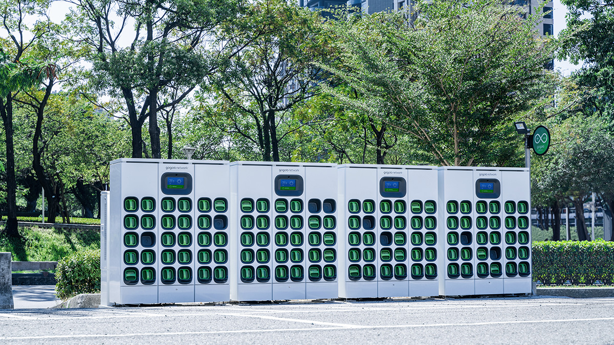 WeAreGogoro's tweet photo. Unlike a petrol station⛽ or fast charger 🔌 , riders can #SwapAndGo in seconds and our SmartGEN AI ensures riders are getting the charged batteries they need with every swap, even in areas and at times with the highest demand. Minimal footprint. Maximum power. $GGR https://t.co/d044jk58vD