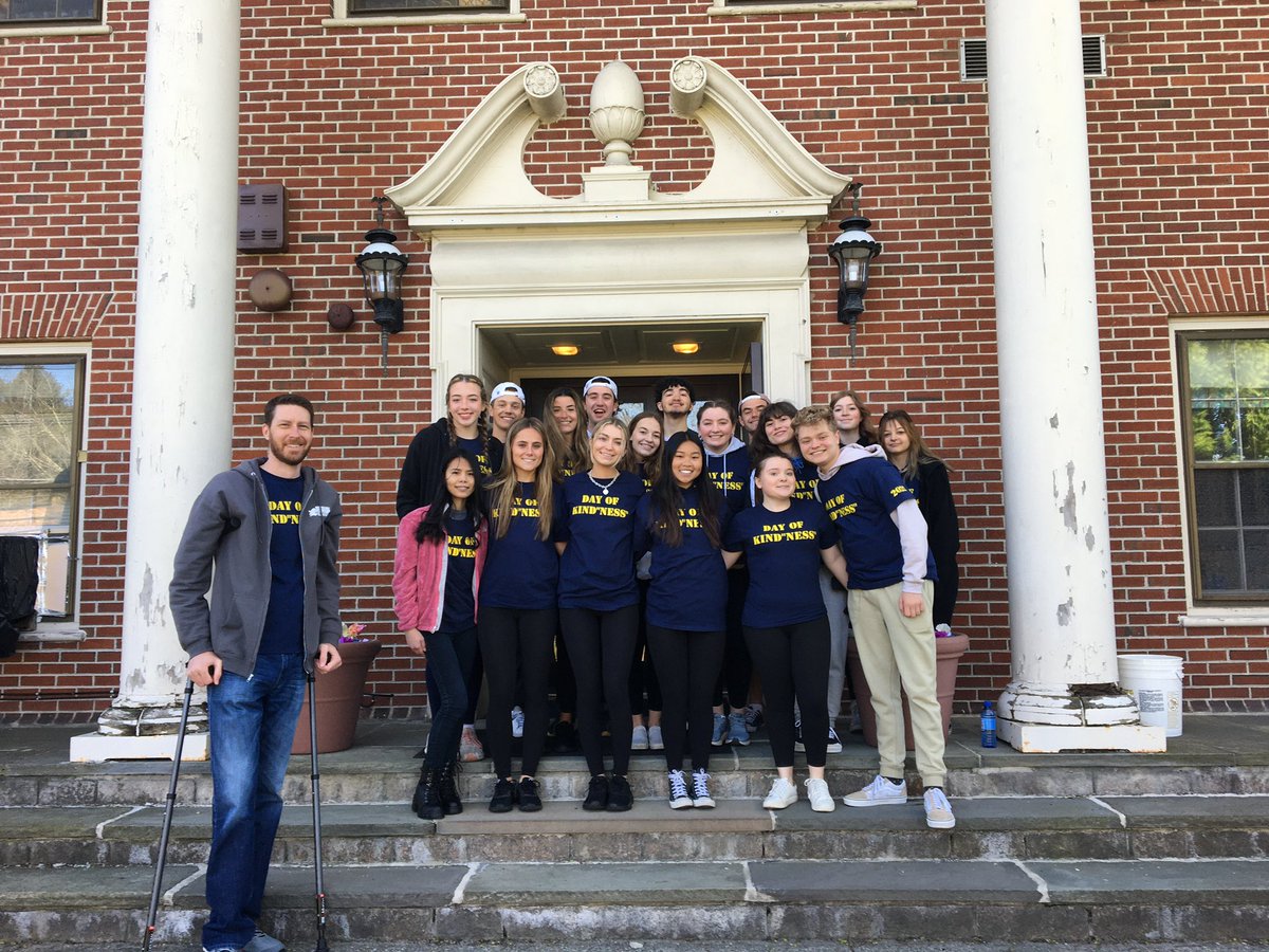 SixTenPrincipal's tweet photo. Super pumped for the annual OA Day of Kind”Ness” at #MoreauHall. Great to see our Seniors working alongside our second grade #Hawks! @sseaston @CathyWiddop @CCRogers5 @SupEaston @AssistSupEaston #WeDigEPS #MHHawkPride ❤️😊👏🏻👏🏻 https://t.co/KCHGmX1ySF