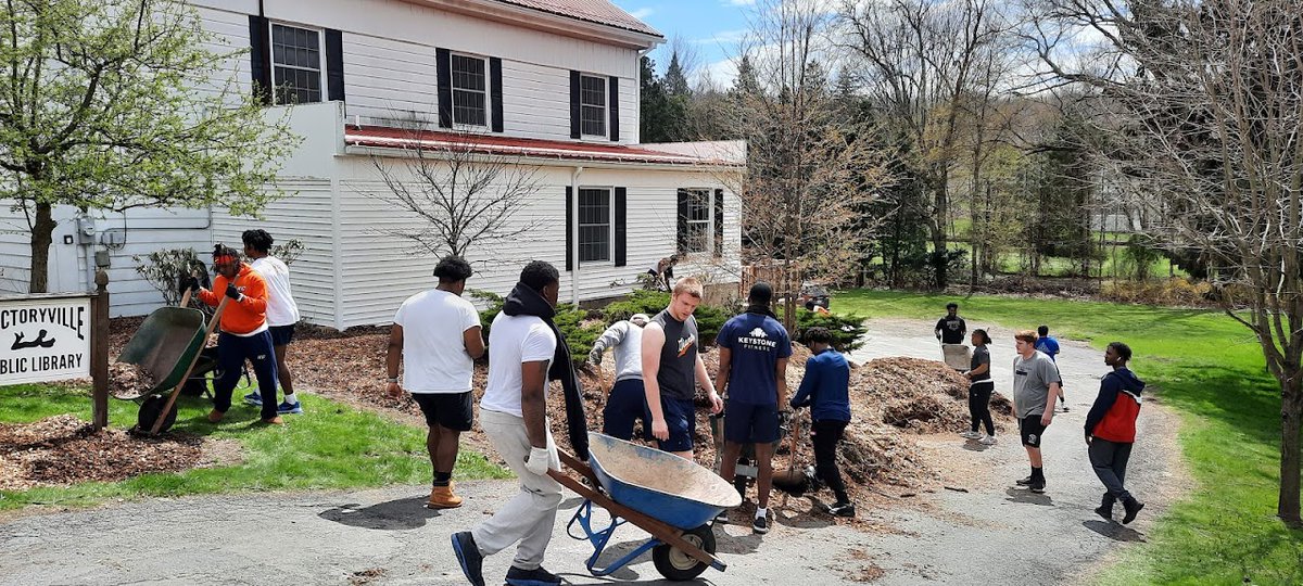 KeystoneFTBL's tweet photo. Over the weekend Keystone College Football spent some time in the community, cleaning up a local church. https://t.co/hR6NwRf1U0