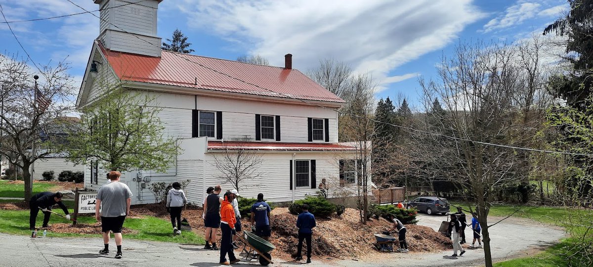 KeystoneFTBL's tweet photo. Over the weekend Keystone College Football spent some time in the community, cleaning up a local church. https://t.co/hR6NwRf1U0