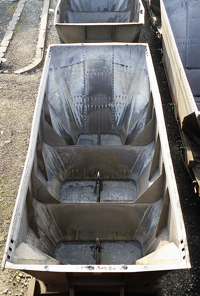 lyneux's tweet photo. @locationsphotos @smccarron @OldBuzzard59 @StMichaelsHill1 @accurascale @hornby @cavalexmodels Well, the Cavalex ones don't Paul as they use a separately moulded part. So the 'cutout' for the wheel is there but it is only visible when you turn the wagon over not on the interior of the hopper. The hoppers are remarkably free of debris on every other trip... https://t.co/AyQdPDrE37