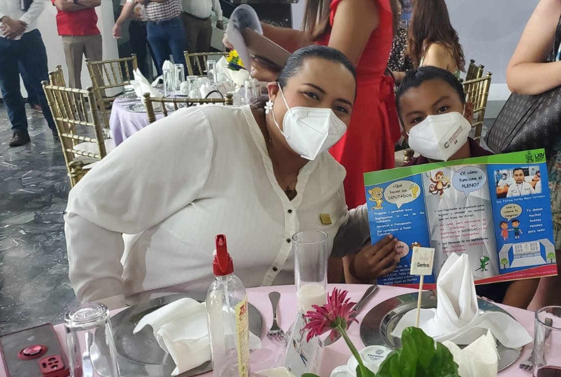 MaritzaMallelyJ's tweet photo. #BuenosDias
Arrancando el 17° CONGRESO NIÑAS Y NIÑOS LEGISLADORES DE TABASCO, con un rico desayuno, acompañada de la hoy Dip. Fátima Yorley👧🏽🥞☕
#MarcandoMetas https://t.co/eAjcW73eAz