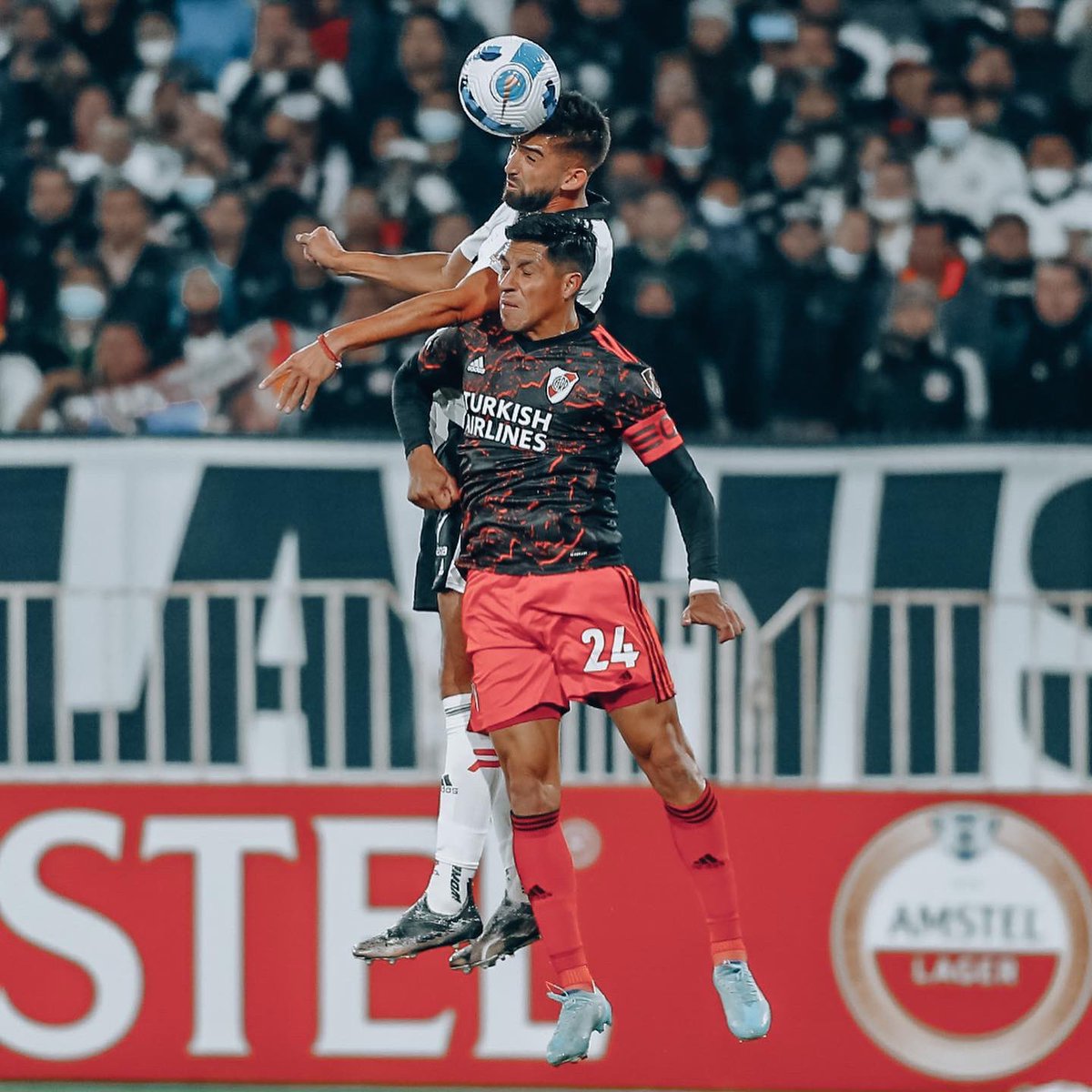 LoveEmiliano's tweet photo. Orgulloso de mis compañeros, se dejo todo. Ningún reproche. A seguir como siempre , con trabajo, solidarios, humildes y con lo que nunca nos falta ni faltará , Actitud! 🖤🤍🤟🏼
@ColoColo 
Increíble como siempre el apoyo de todos ustedes! #TodosJuntos #VamosColoColo https://t.co/TFavqUDy0D