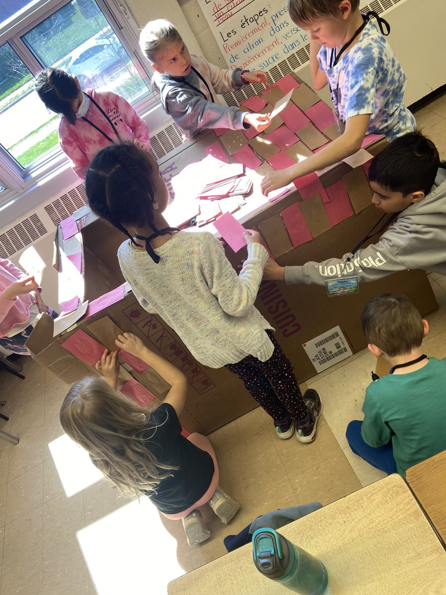 MmeMacGougan's tweet photo. 🐷🐷🐷🐺.   🌬🏠. Collaboration time! 👷🏻‍♀️👷🛠🚧🪚🦺 #français #drama #grade2 #constructiontime https://t.co/IJaywEt2Jw