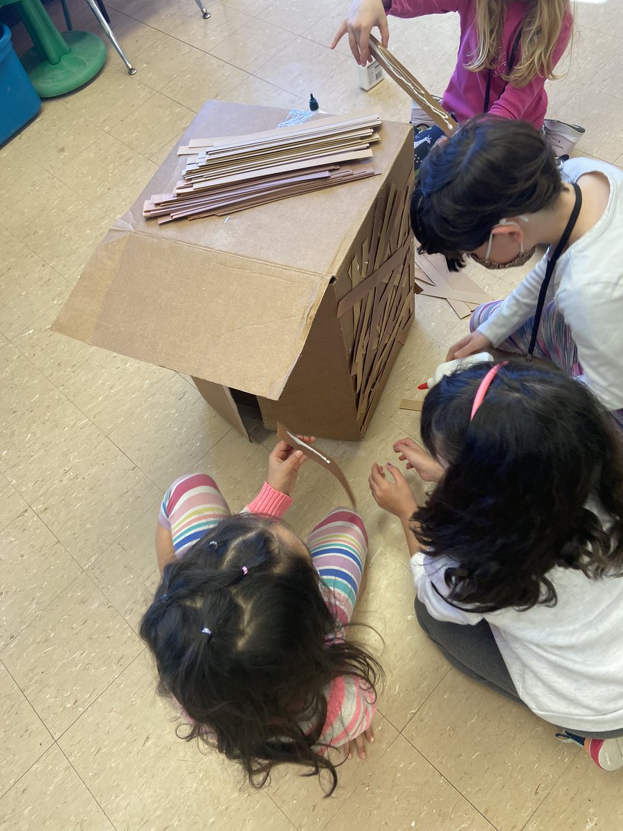 MmeMacGougan's tweet photo. 🐷🐷🐷🐺.   🌬🏠. Collaboration time! 👷🏻‍♀️👷🛠🚧🪚🦺 #français #drama #grade2 #constructiontime https://t.co/IJaywEt2Jw