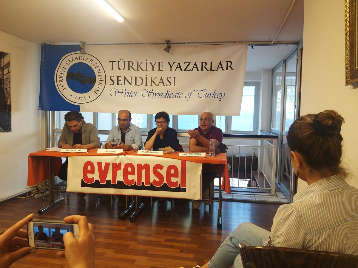 emineuyar35's tweet photo. TYS ve Evrensel İzmir Temsilcilikleri tarafından düzenlenen Emek ve Edebiyat söyleşisi sürüyor. https://t.co/RCNhlVy1qY