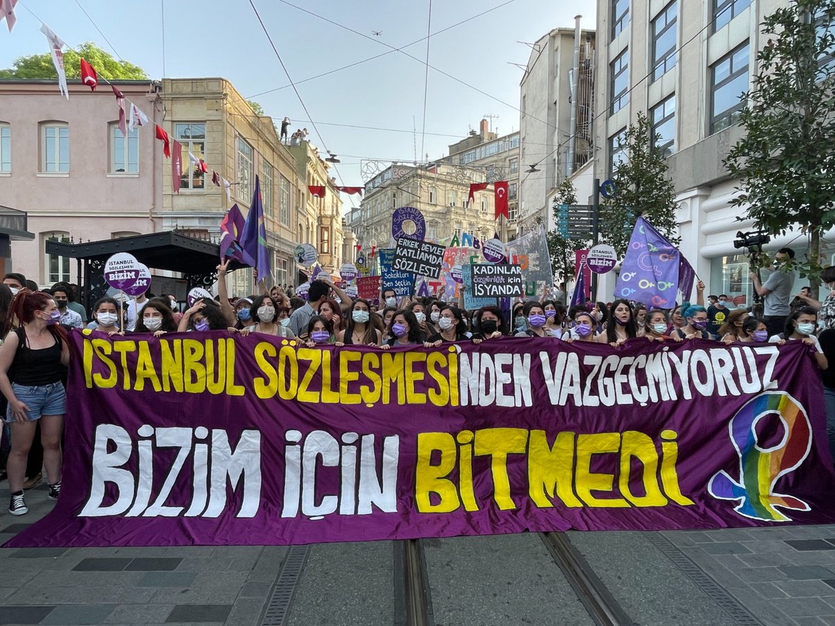 KBGuclu's tweet image. Bugün tarihe tanıklık ettik.Yüzlerce kadın avukatın savunması üzerine,
Danıştay savcısı dahi İstanbul Sözleşmesi'nden çekilme kararının hukuksuz olduğunu söyleyerek iptalini istedi.Karar çekilene kadar değil, sözleşmenin tüm maddeleri uygulanana kadar mücadelemize devam edeceğiz!
