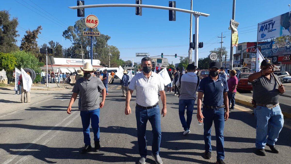 OaxacaCapital's tweet photo. #Precaución⚠️

📣📣Integrantes de la Confederación Nacional de Industriales de Metales y Recicladores (Conimer) y Antorcha Campesina marchan del Crucero de Hacienda Blanca al Zócalo https://t.co/4SJJTQXg9R