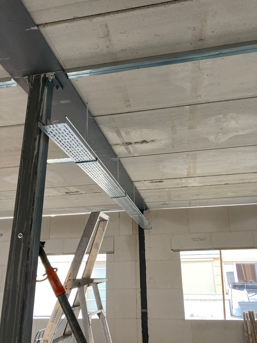 Wij hebben er inmiddels al meerdere posts aan gewijd. Het nieuwbouw project voor de nieuwe EHH-CCU (Eerste Hart Hulp) afdeling bij het Scheper Ziekenhuis in Emmen. Met de bouwkundige werkzaamheden zijn ze inmiddels al een halfjaar bezig en het gebouw krijgt al behoorlijk vorm. 🏥