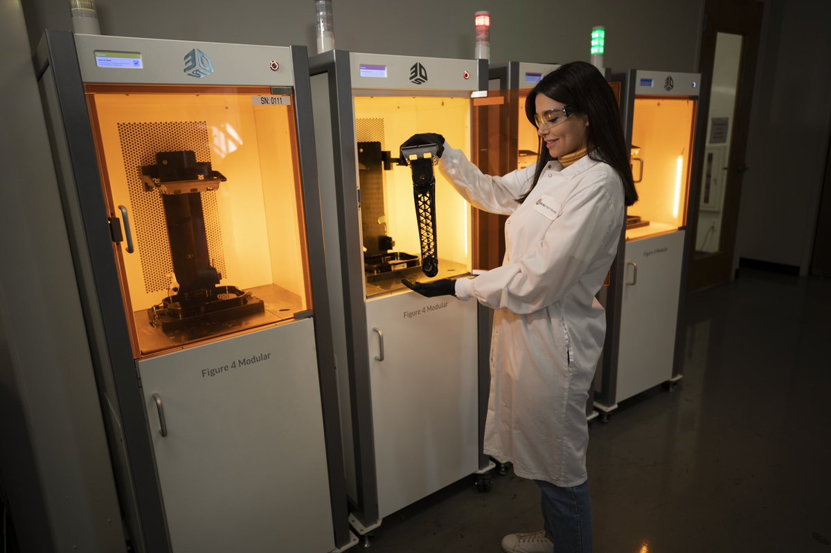 Nanc_Awad's tweet photo. One year anniversary with @3dsystems! It’s been an incredible year of growth, challenges, and of course, connecting with some of the most amazing scientists and engineers and I look forward to many more to come! #3dsystems  #additivemanufacturing #3dprinting #photochemistry https://t.co/TnluU5xgia