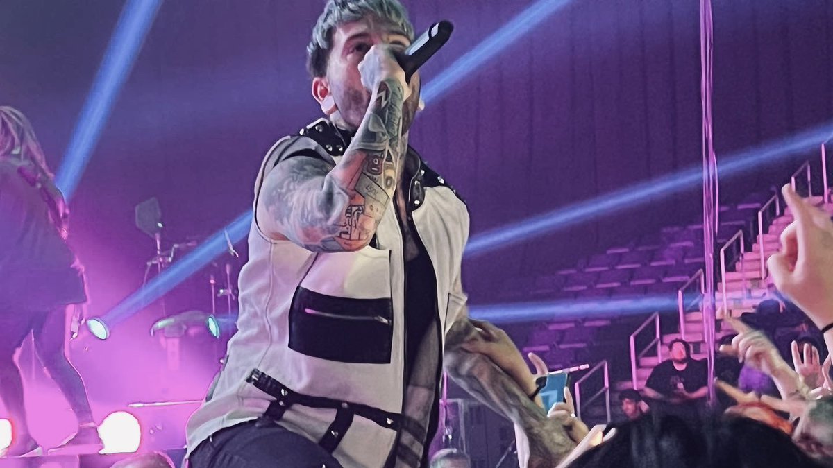 Meowwwzer's tweet photo. One hell of a show 🖤🤘🏻🔪🩸 @fameonfire @blackveilbrides @ICENINEKILLS @MIWband #rockmusic #music #iceninekills #motionlessinwhite #fameonfire #blackveilbrides https://t.co/l4A8el8akp