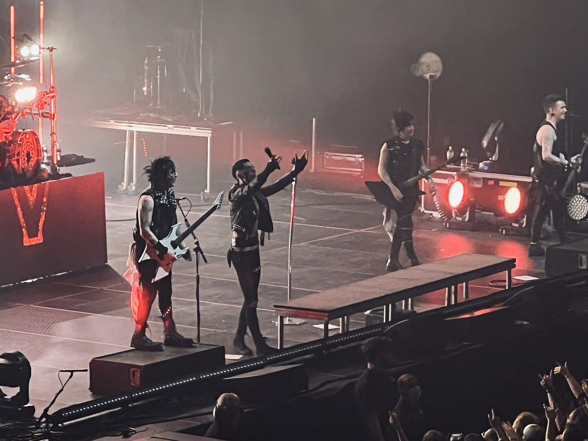 Meowwwzer's tweet photo. One hell of a show 🖤🤘🏻🔪🩸 @fameonfire @blackveilbrides @ICENINEKILLS @MIWband #rockmusic #music #iceninekills #motionlessinwhite #fameonfire #blackveilbrides https://t.co/l4A8el8akp