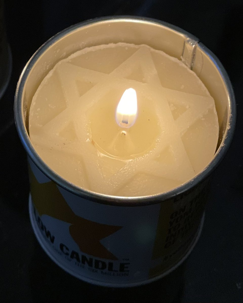Recordemos a los que sufrieron y perecieron en ese entonces, a los que cayeron con armas en sus manos y a los que murieron con oraciones en sus labios, a todos los que no tienen tumbas: nuestro corazón sigue siendo su cementerio.
Elie Wiesel
#YellowCandle
<a href="/yellowcandlesp/">Yellow Candle</a>
<a href="/fcjecom/">FCJE</a>