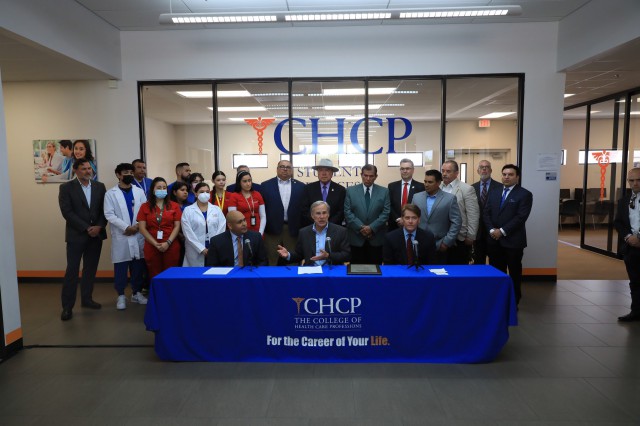 texascable's tweet photo. Texas @GovAbbott visited Beaumont and McAllen this week to laud Texas #broadband expansion achievements and eceive the Broadband Champion Award from @CTF_TX. Well deserved! #txlege #cable https://t.co/qYNCuY0Y3D