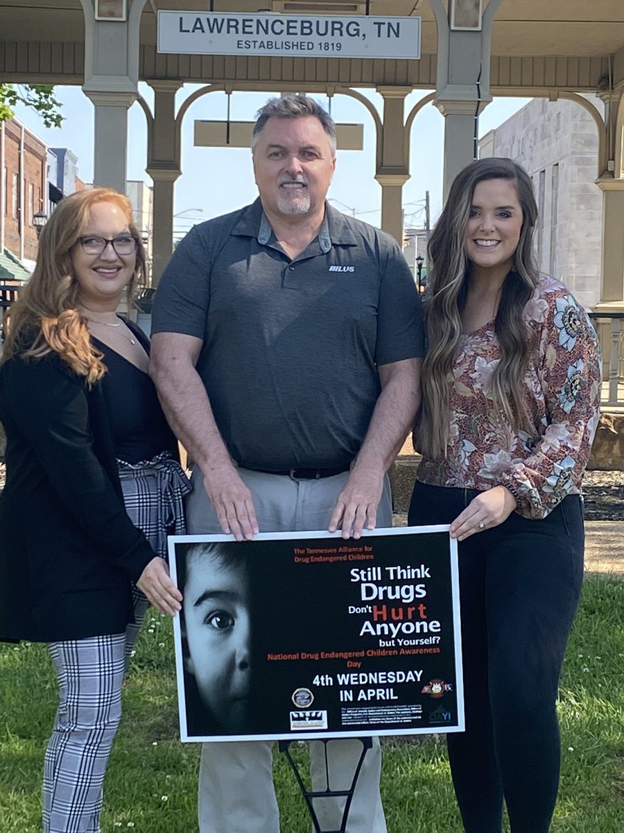 lburgutilitysys's tweet photo. Lawrenceburg Utility Systems joined LCSAP COALITION in their Positivity Project Week that is focused around National Drug Endangered Children's Awareness Day ♥️.  Our community is very important to us and we are proud of our partnership with LCSAP. 
#TNDECAWARENESSDAY2022 https://t.co/ccYnthDMkx