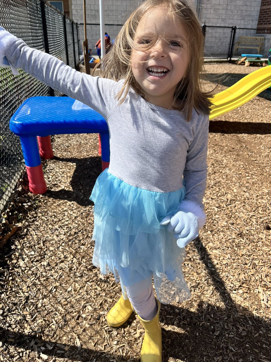 nicole_bowe's tweet photo. Most of what children need to learn during their early childhood years cannot be taught; it's discovered through play. #sgpreschool #natureplay #wormplay #nccvtworks #bootsandsuits #playtolearn @ChadHarrisonSG @fhansonic @Supt_Jones @shanta_reynolds https://t.co/eeepkyBgWY