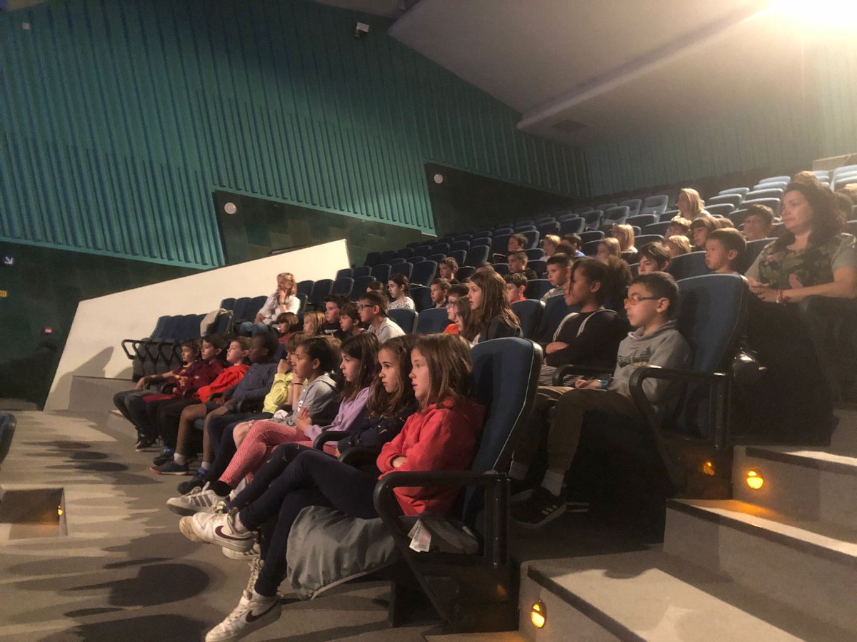 ie_martamata's tweet photo. Avui, els alumnes de cicle mitjà, hem anat al @Teatrecirvianum a veure una obra molt bonica de @lesanxovetes. Una obra plena de mar i d'havaneres! #PriIEMM https://t.co/4w8JPkB2Ol