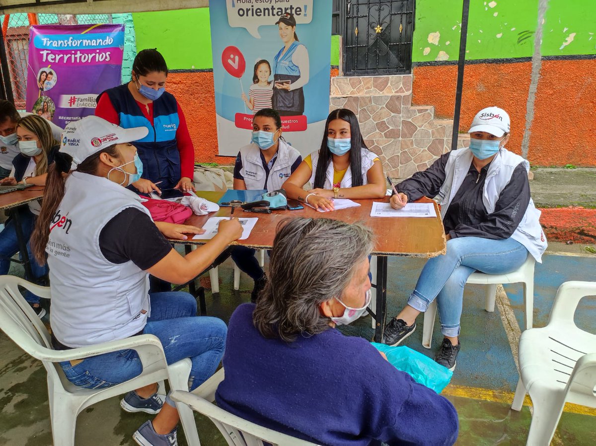 Alcaldiaibague's tweet photo. ¡Un Sisbén, más cerca de la gente! Seguimos en al barrio #Combeima, con todo el equipo de encuestadores en una jornada especial, para que los habitantes de este sector puedan hacer parte de esta base de datos. ¡Continuamos en el territorio! https://t.co/QF5Qhy9MQP