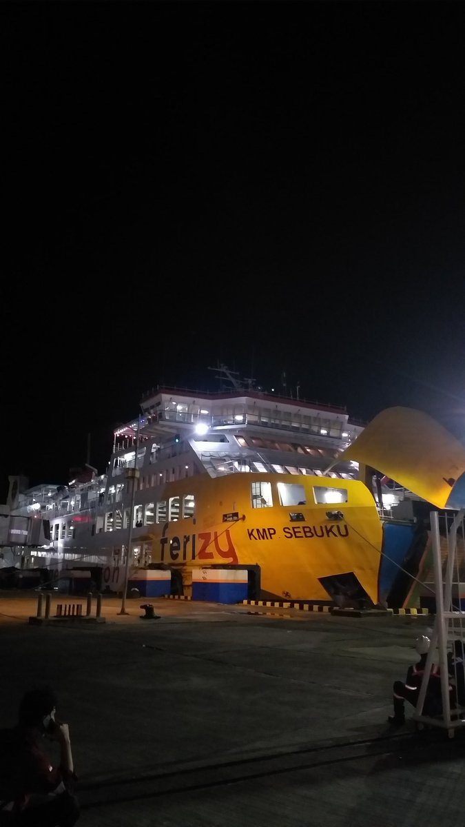 firmanaristaA's tweet photo. Sudah sekitar 3-4 jam nunggu di area dermaga 6 terminal executive blm jg naik kapal  tapi dermaga reguler/biasa malah lebih cepat tambat labuhnya, So, temen" yang mau ke sumatra melalui pelabuhan merak sebaiknya pake dermaga reguler saja untuk saat ini
trs pantau @asdp191
#macet https://t.co/AZzSuREpNy