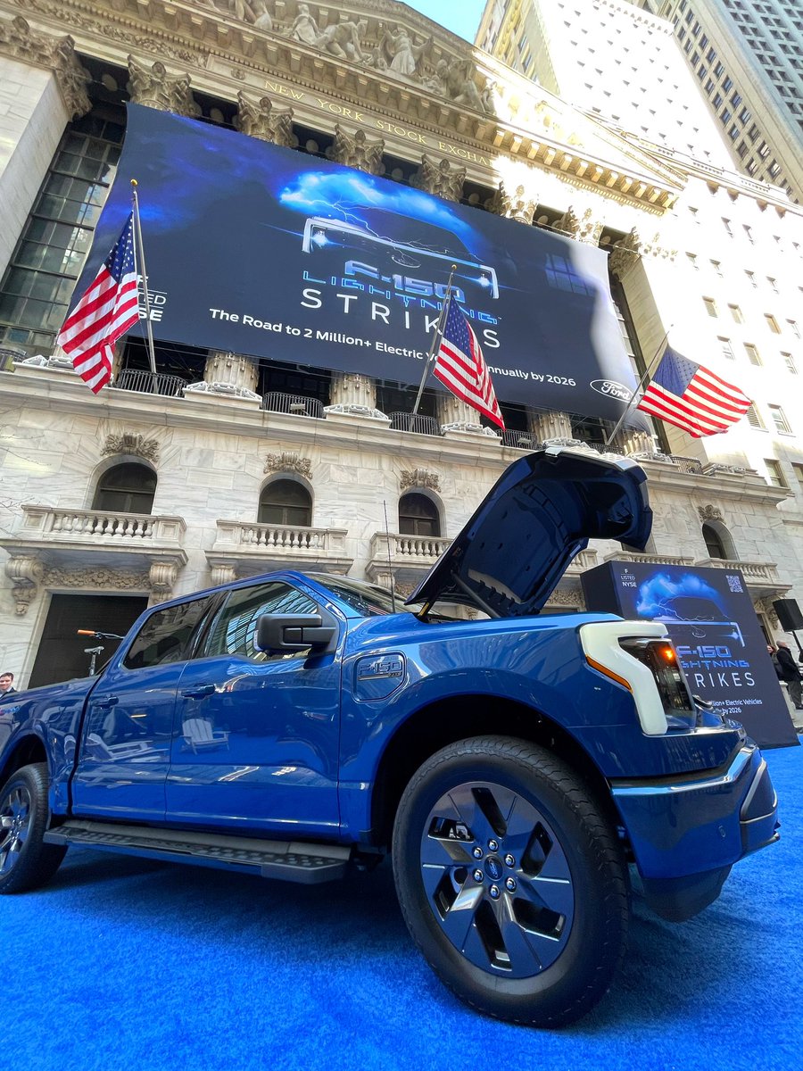 #LightningStrikes the <a href="/NYSE/">NYSE 🏛</a>! ⚡️🇺🇸
This morning Chief Engineer Linda Zhang rang the opening bell on behalf of <a href="/Ford/">Ford Motor Company</a> to celebrate the launch of #F50Lightning 👏
