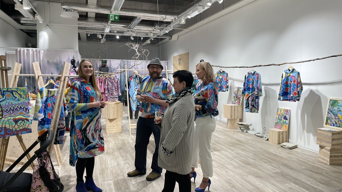 Art meets fashion - taidemaalari Paavo Steniuksen ekspressionistiset teokset tuovat iloista kevät tunnelmaa - kuvat toistuvat Marita Huurinaisen vaatteissa, taideteoksia nekin #ainoa #tapiola #fashion #taide