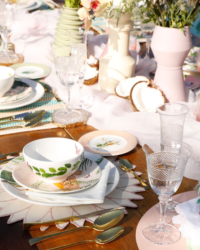westwingbr's tweet photo. Mix perfeito para um servir especial e exclusivo: Isolda & #WestwingCollection! 🍃 As peças dessa seleção deixam a mesa posta tropical, colorida e trazem a fauna e flora para inspirar momentos únicos. Confira aqui 👉 https://t.co/CKipoOJ07P https://t.co/YAYmrBaXQ0