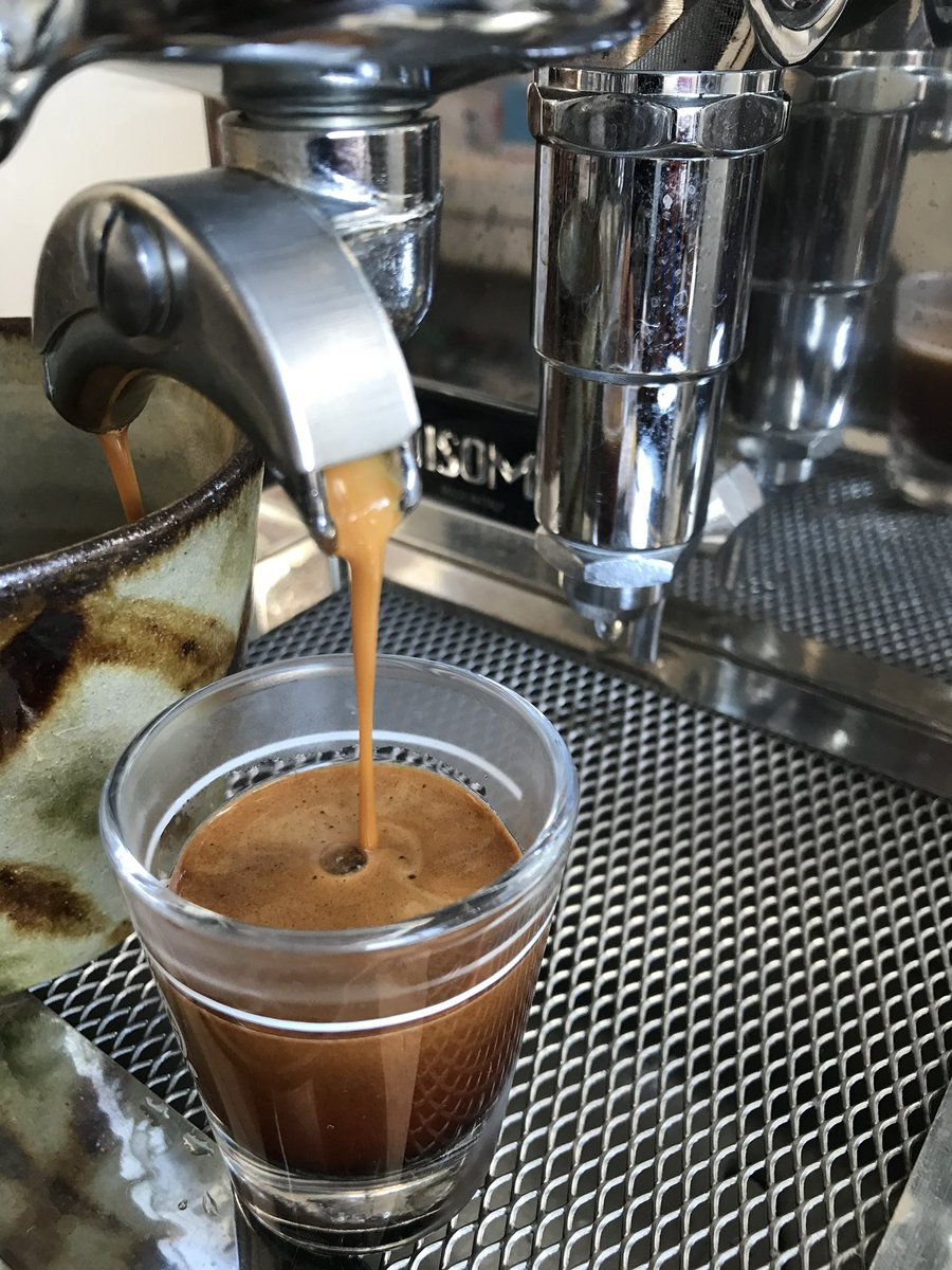 dadanke2's tweet photo. チェック チェック ワンツー☕️
#エスプレッソ
#espresso
#コーヒー
#珈琲
#coffee
#isomac https://t.co/KY8MjZ1iKa