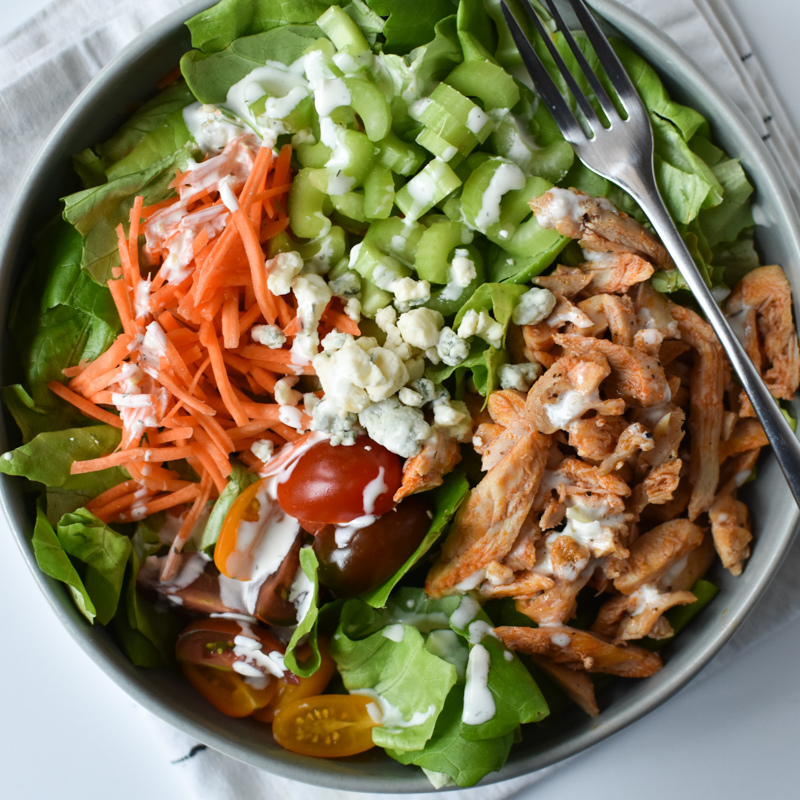 All of your favorite buffalo wing flavors in the form of a crunchy and fiber-filled green salad. (Macros: 219 calories / 9g carbohydrate / 31g protein / 11.5g fat) macrostax.com/recipes/buffal…
