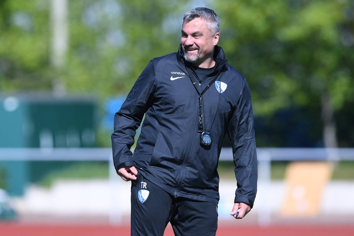RNBVB's tweet photo. 💬(RN+) Der #VfLBochum kann beim #BVB den Klassenerhalt perfekt machen. Großen Anteil daran hat Trainer Thomas #Reis. Im Interview spricht er über eventuelle Feierlichkeiten, seine Idee von Fußball und eine Vertragsverlängerung: https://t.co/IlZGkld0nK (Foto: imago/revierfoto) https://t.co/plCjEMIpD6
