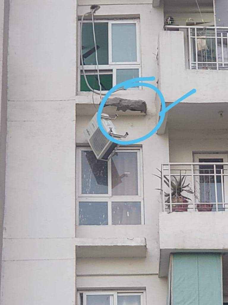 DEEPAKKAHUJA's tweet photo. #Gurgaon सेक्टर 82 स्थित मैपस्को रॉयल विले की छठी मंजिल पर एसी लगा रहा मैकेनिक छज्जा टूटने से नीचे आ गिरा, मौत।
- घटिया निर्माण क्वालिटी की वजह से कितने निर्दोष लोगों की बलि चाहिए हरियाणा सरकार को।
- स्ट्रक्चरल ऑडिट करवाने में आखिर देरी क्यों?
#ChintelParadiso @rwa_royaleville https://t.co/JJPR7ZLJOo