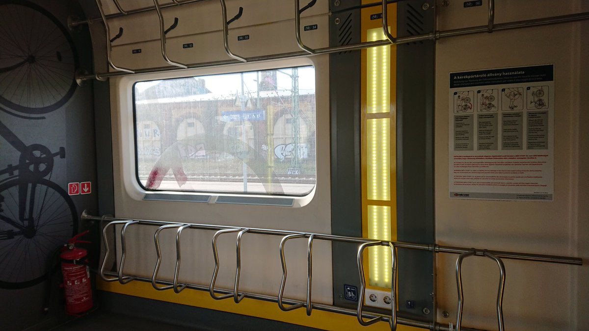 ProfessorPflege's tweet photo. Laut Buchungsportal der Bahn für den #EC172 keine Fahrradreservierung mehr möglich, weil ausgebucht. Realität auf dem Foto unten: kein einziges #Fahrrad im Zug, auch keine Reservierungen angezeigt. Das ist absolut nicht ok, @DB_Bahn https://t.co/6DmdfnwTiP