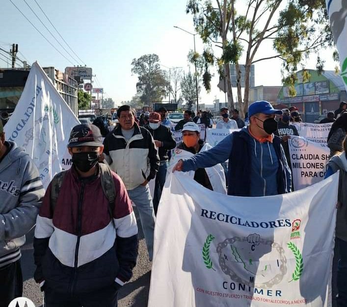 criticacap's tweet photo. Recicladores de #CONIMER protestan en todo el país ante abusos de autoridad, extorsión y leyes que afectan su actividad beneficiando a empresas particulares, realizan la caravana "Santa Justicia" https://t.co/By0cl59iYF