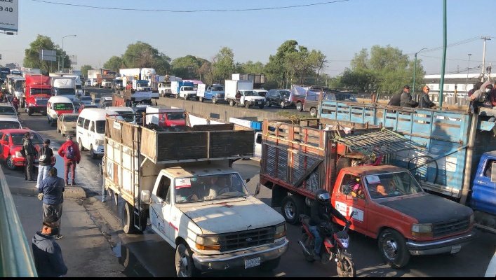 criticacap's tweet photo. Recicladores de #CONIMER protestan en todo el país ante abusos de autoridad, extorsión y leyes que afectan su actividad beneficiando a empresas particulares, realizan la caravana "Santa Justicia" https://t.co/By0cl59iYF