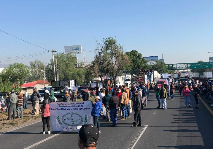 criticacap's tweet photo. Recicladores de #CONIMER protestan en todo el país ante abusos de autoridad, extorsión y leyes que afectan su actividad beneficiando a empresas particulares, realizan la caravana "Santa Justicia" https://t.co/By0cl59iYF