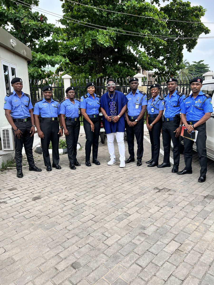 Look at our police officers looking sharp and calm. We want to see them like these on the roads too 🌚
