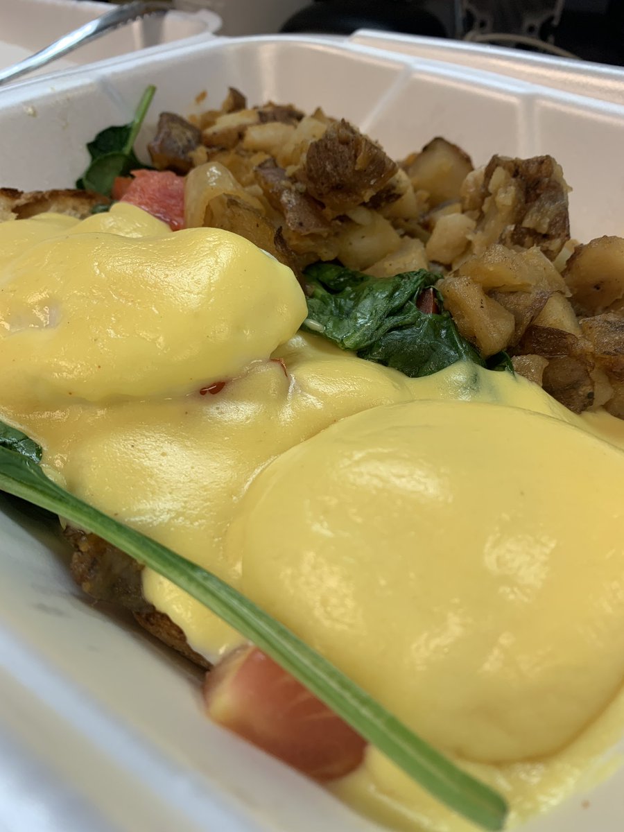 #Benesday on #HumThursday? Correct. Florentine Benedict, Dom’s Broad Street Eatery.
7.3/10
Good EM, good spinach/tomato, really good egg, really good hollandaise, really good potatoes, really good portion.
The tomatoes weren’t the *best*, but the hollandaise was tight.